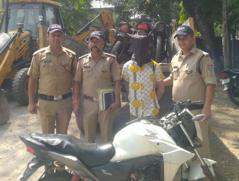 खटीमा पुलिस को मिली बड़ी सफलता,चोरी की 05 मोटरसाइकिल के साथ 01 अंतरराज्यीय मोटरसाइकिल चोर को किया गिरफ्तार