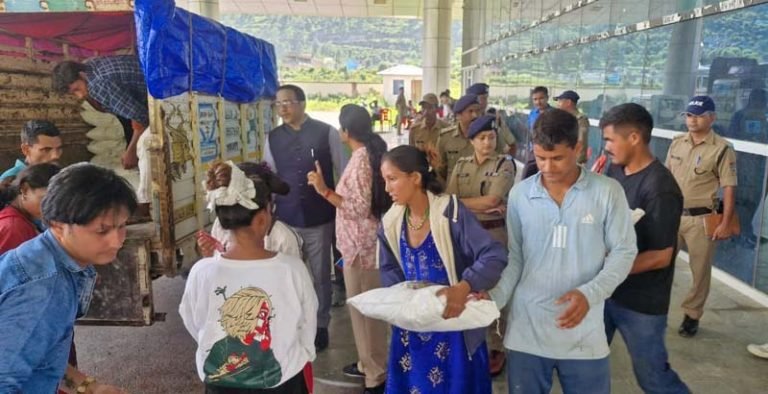 डीएम-एसपी ने चिन्यालीसौड़ हवाईपट्टी पर राहत कार्यों का लिया जायजा