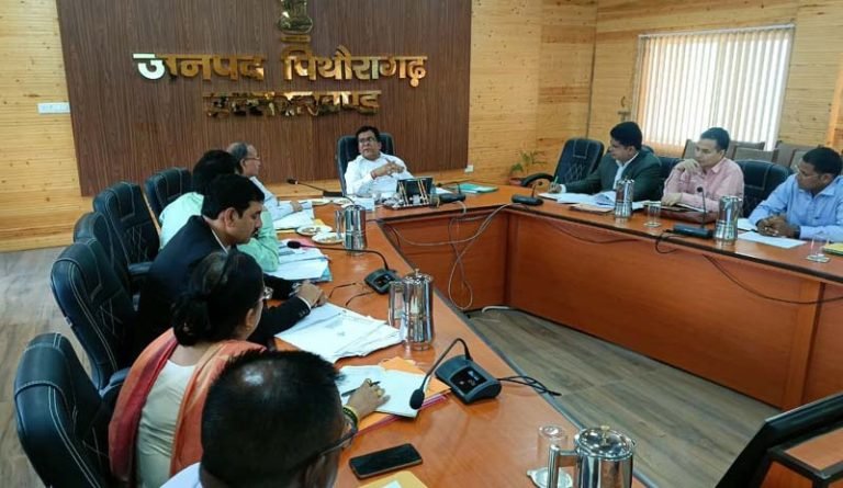 पिथौरागढ़ में डीएम ने जताई राजकीय विद्यालयों में घटती छात्र संख्या पर चिंता, 10 दिन में कार्ययोजना बनाने के निर्देश