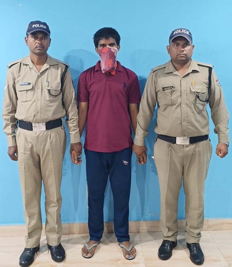 अल्मोड़ा पुलिस ने युवती से मारपीट, यौन उत्पीड़न व धर्म परिवर्तन का दबाव बनाने वाले आरोपी को दिल्ली से किया गिरफ्तार