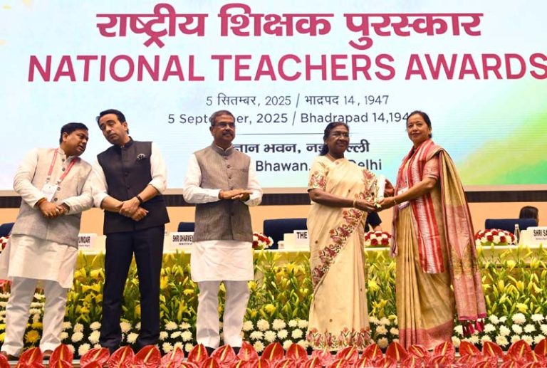 चम्पावत की प्रधानाध्यापिका डॉ. मंजू बाला को मिला राष्ट्रीय शिक्षक पुरस्कार-2025,राष्ट्रीय सम्मान प्राप्त करने वाली राज्य की पहली महिला प्रधानाध्यापिका बनीं