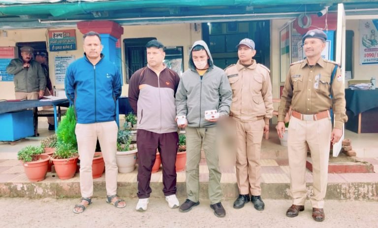 रानीखेत पुलिस व SOG ने आर्मी क्षेत्र में हुई चोरी का किया पर्दाफाश अभियुक्त साढ़े तीन लाख से अधिक के चोरी के माल सहित गिरफ्तार, एसएसपी अल्मोड़ा ने टीम को ₹5000 के नगद इनाम से पुरस्कृत किया