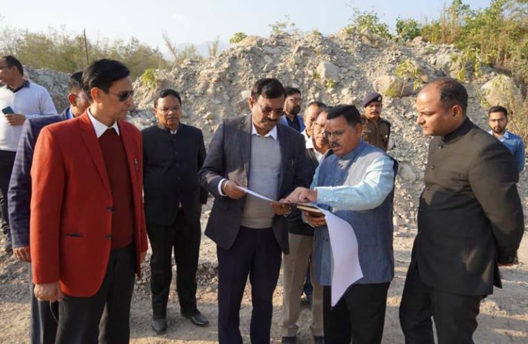 मुख्य सचिव ने चम्पावत में विकास एवं बाढ़ सुरक्षा कार्यों की प्रगति की समीक्षा, पर्यटन और एरो स्पोर्ट्स को बढ़ावा देने पर जोर