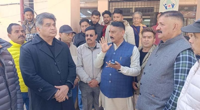 स्वास्थ्य सेवाओं को दुरुस्त करने की मांग को लेकर जनप्रतिनिधियों एवं रेड क्रॉस समिति ने किया मेडिकल कॉलेज के प्राचार्य का घेराव