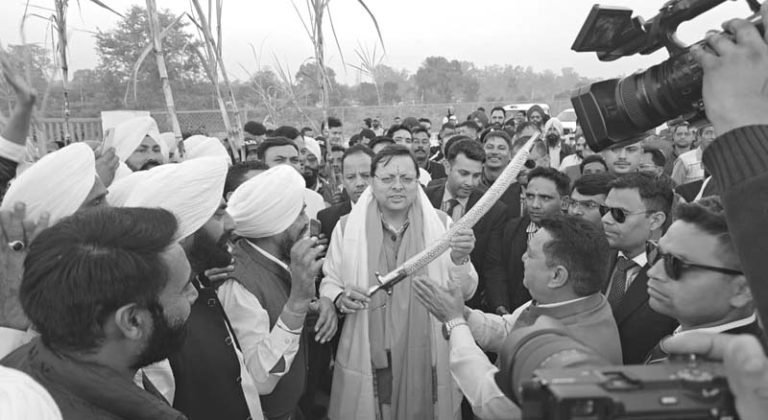 गन्ना समर्थन मूल्य बढ़ोतरी पर किसानों ने खटीमा में मुख्यमंत्री धामी का किया गर्मजोशी से स्वागत