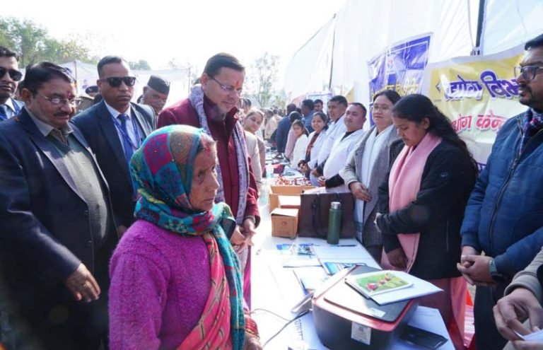 मुख्यमंत्री ने खैरीमान सिंह में आयोजित शिविर का किया निरीक्षण