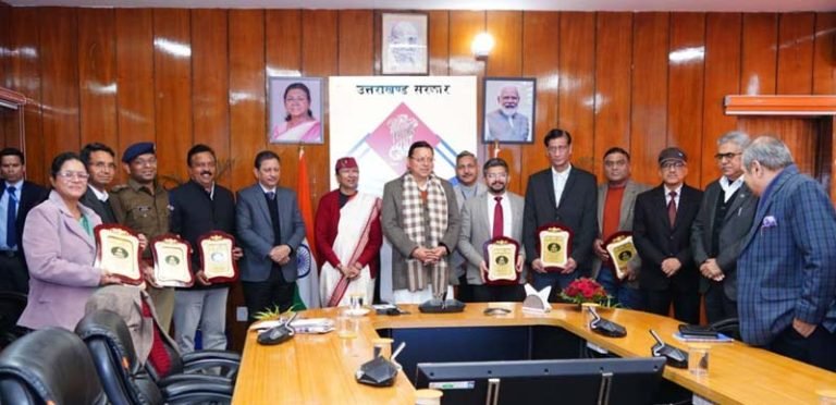 RTI Act के 20 वर्ष पूर्ण होने पर मुख्यमंत्री धामी ने उत्कृष्ट कार्य करने वाले अधिकारियों को किया सम्मानित