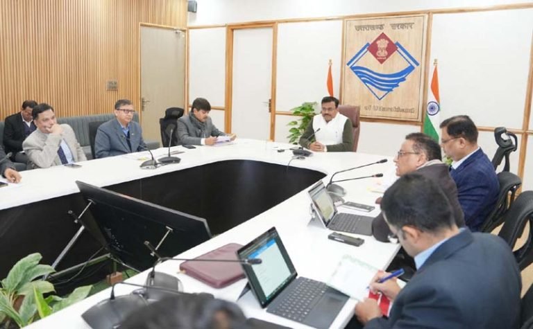 मुख्य सचिव आनन्द बर्द्धन ने व्यय योजनाओं की समीक्षा बैठक में समयबद्धता, गुणवत्ता और जवाबदेही पर दिया जोर