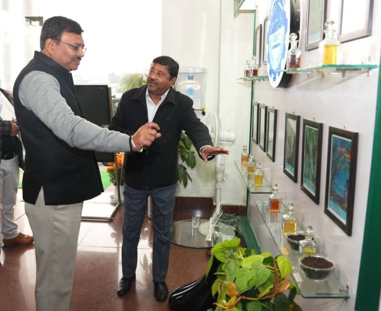 मुख्य सचिव ने सेलाकुई स्थित सगन्ध पौधा केन्द्र का किया भ्रमण, किसानों की आय बढ़ाने पर दिया जोर