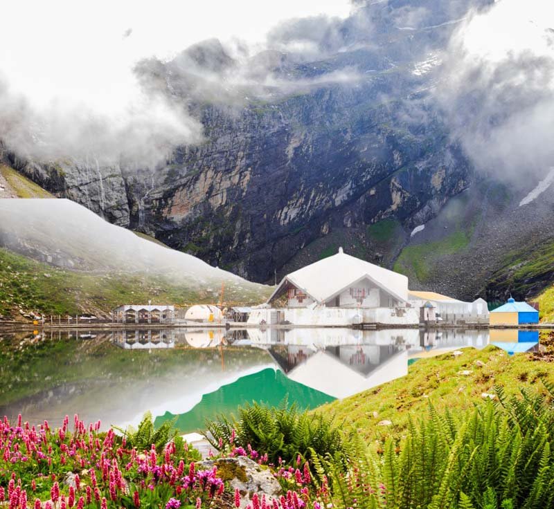 गोविंदघाट रेंज में वनाग्नि सक्रिय, फूलों की घाटी और हेमकुंड साहिब पूरी तरह सुरक्षित:सर्वेश दूबे