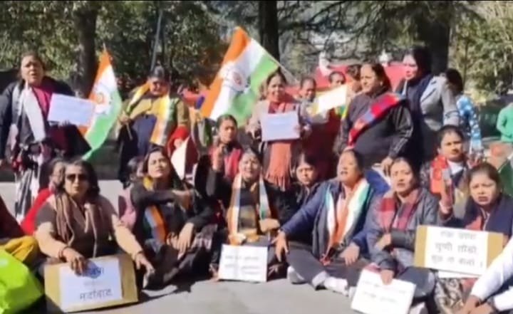 अंकिता हत्याकांड की सीबीआई जांच को लेकर कांग्रेसी महिलाओं ने भाजपा विधायक सरिता आर्या का किया घेराव और चुप्पी तोड़ने को कहा