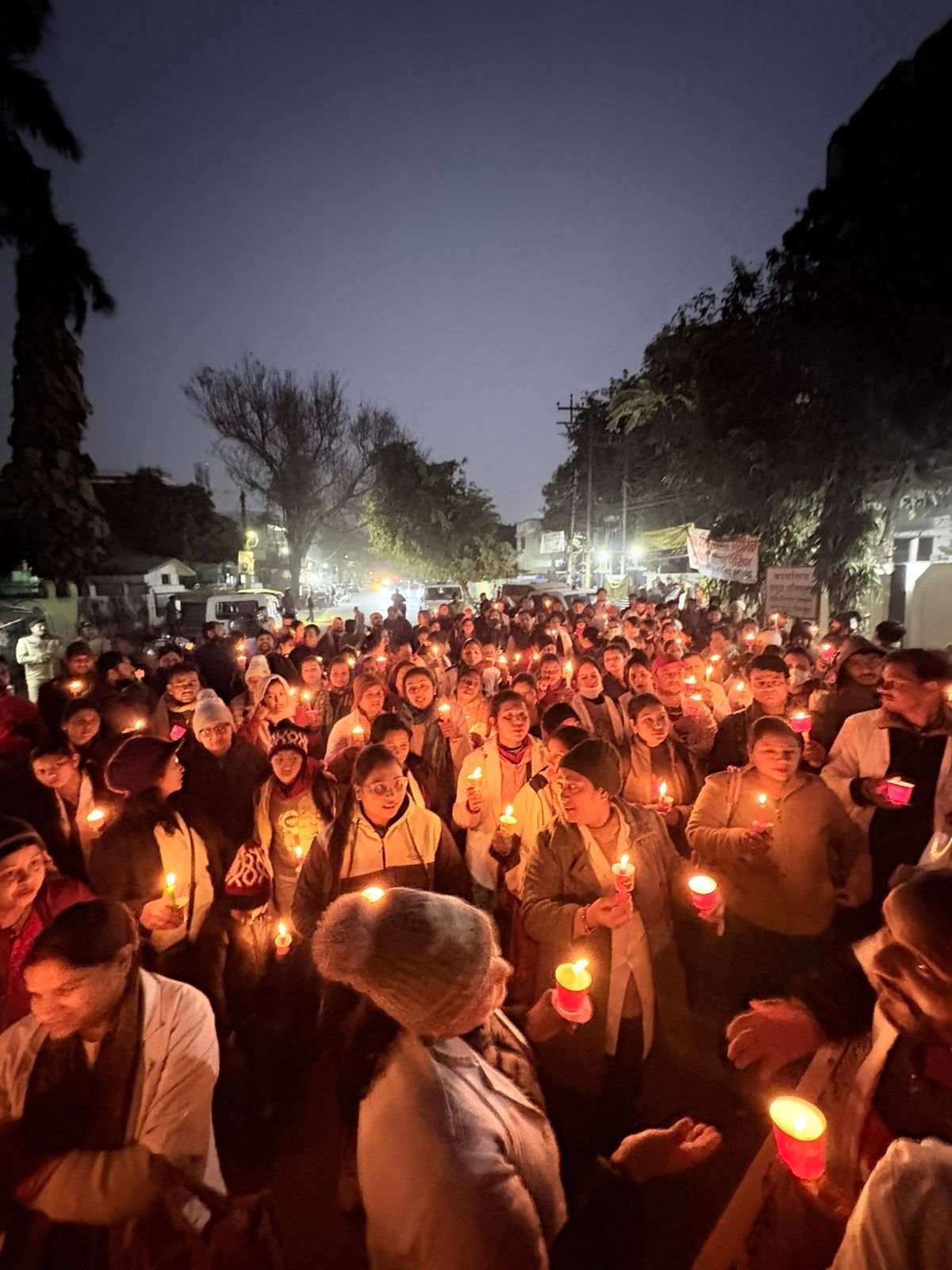 नर्सिंग एकता मंच के अभ्यर्थियों का कैंडल मार्च, स्वास्थ्य मंत्री आवास का घेराव