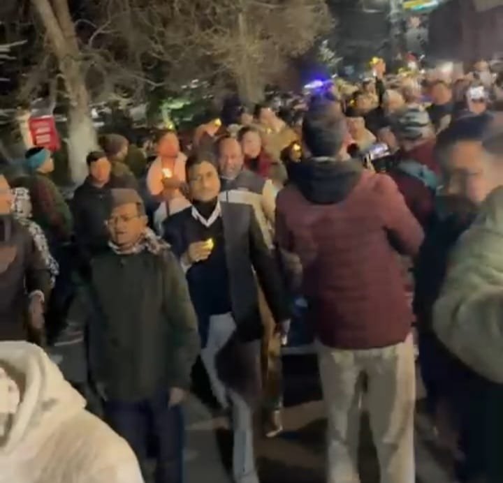 अंकिता भंडारी को न्याय दिलाये जाने के लिए कांग्रेस नेताओं ने देर शाम निकाला केंडिल मार्च