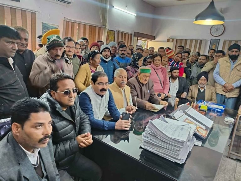 सीवरेज लाइन कार्यों में अव्यवस्थाओं को लेकर जन संघर्ष मोर्चा का तहसील में हल्ला बोल