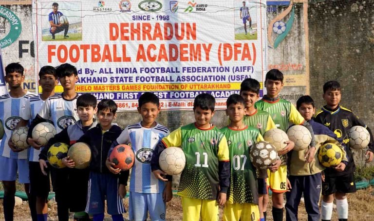 देहरादून फुटबॉल एकेडमी का 15वां शीतकालीन कैंप सफलतापूर्वक संपन्न– हेड कोच डॉ. वीरेंद्र सिंह रावत