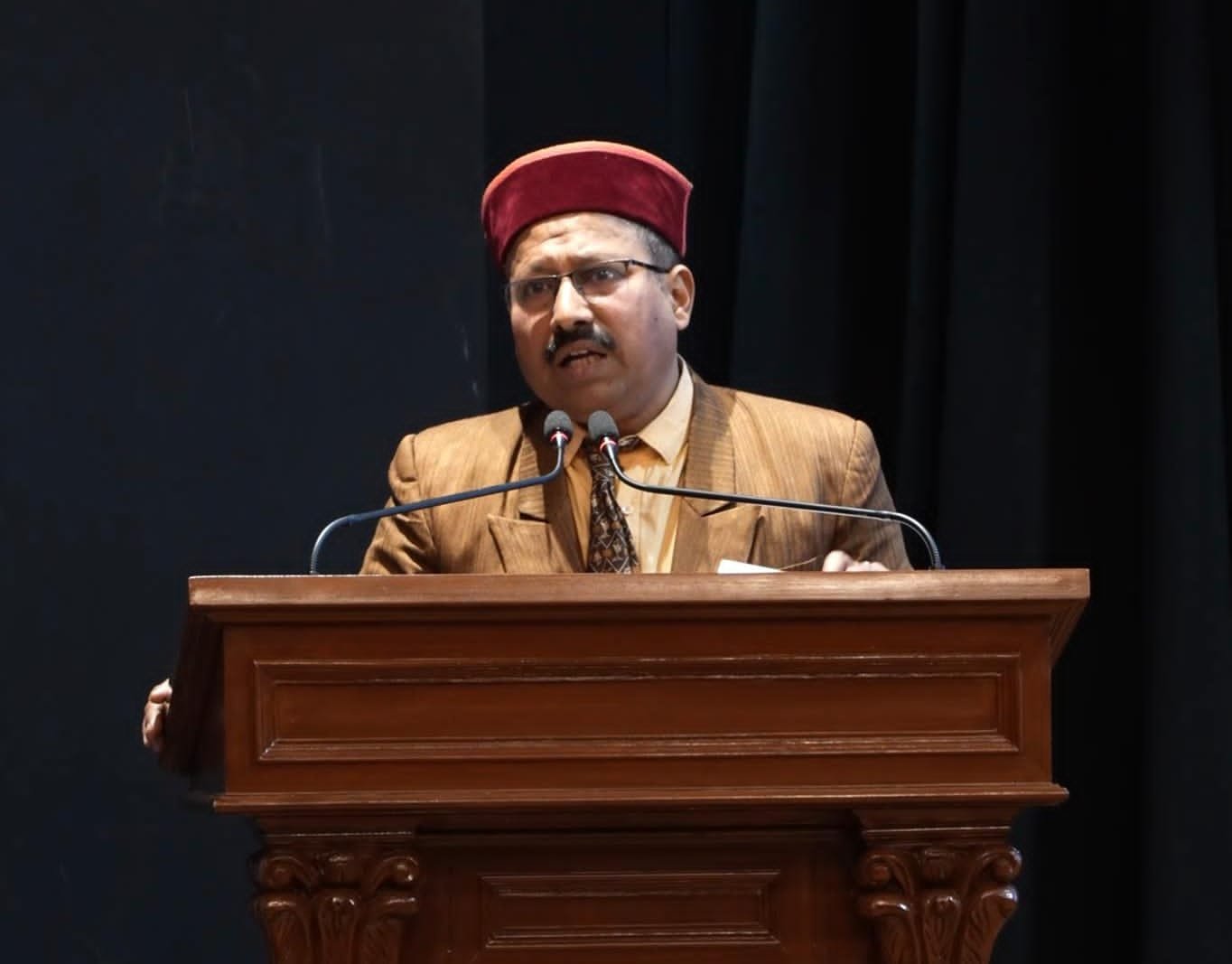 उत्तराखंड प्रेम से ओतप्रोत कवि-अधिकारी डॉ. अशोक कुमार मिश्र ‘क्षितिज’ के गायन ने मोहा सभागार, राज्यपाल सहित गणमान्य हुए मंत्रमुग्ध