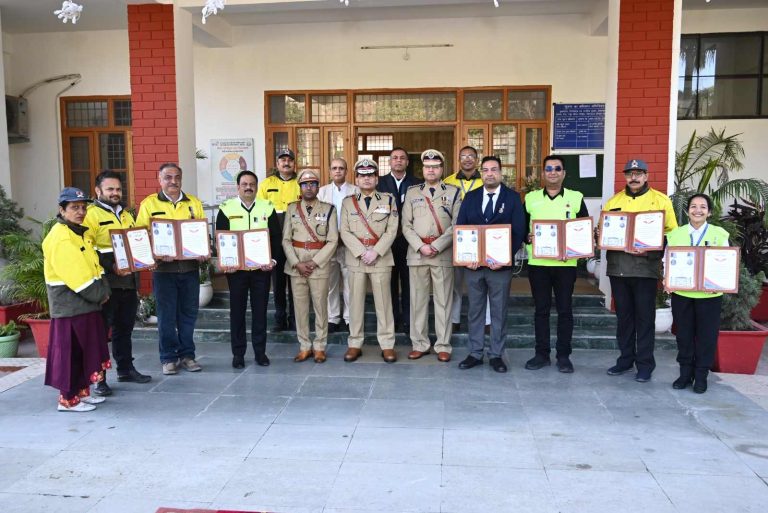 गणतंत्र दिवस पर होमगार्ड्स एवं नागरिक सुरक्षा मुख्यालय में ध्वजारोहण, उत्कृष्ट सेवाओं के लिए सम्मान