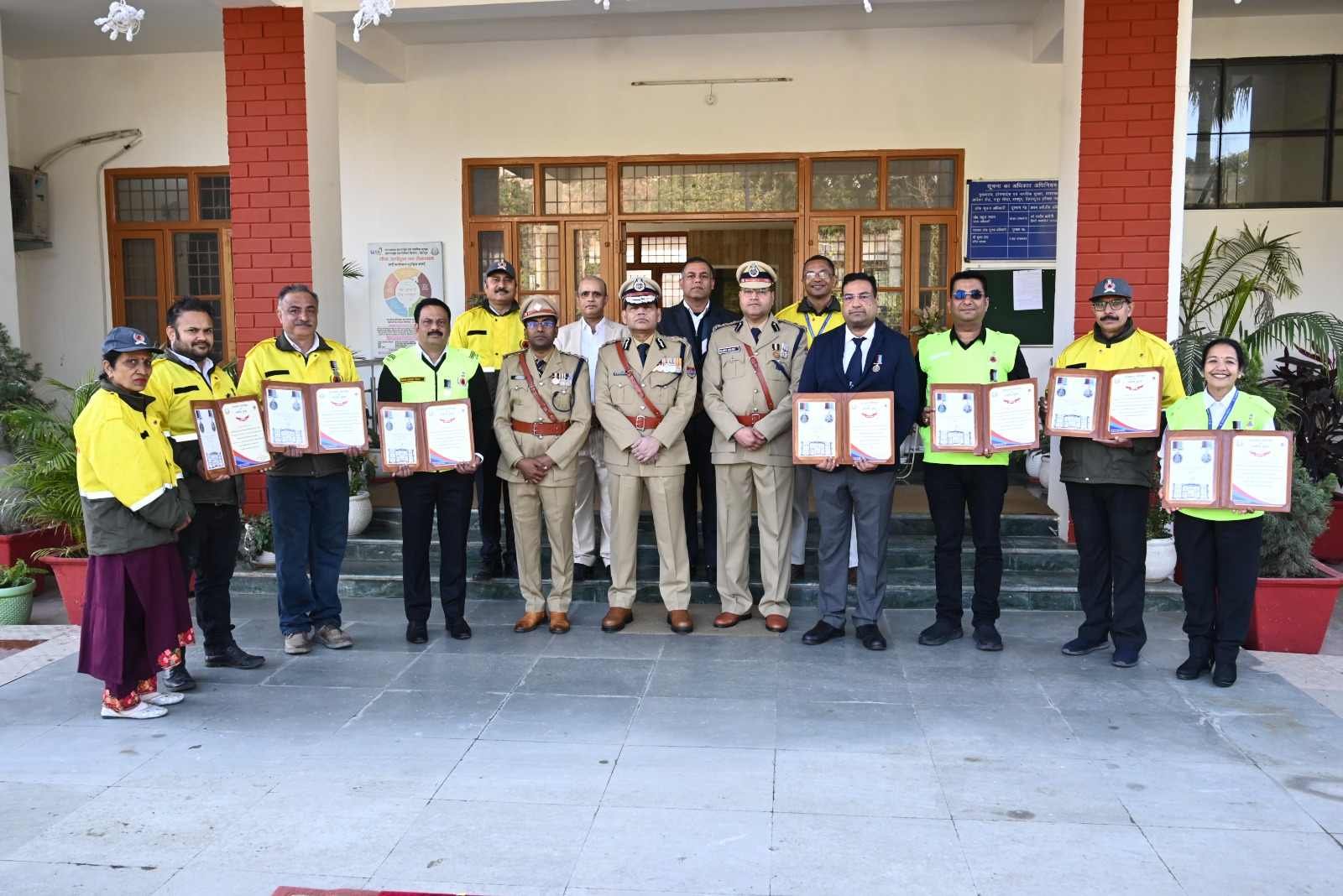 गणतंत्र दिवस पर होमगार्ड्स एवं नागरिक सुरक्षा मुख्यालय में ध्वजारोहण, उत्कृष्ट सेवाओं के लिए सम्मान