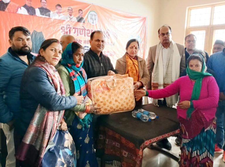 सेवा सप्ताह के तहत सुवाखोली में कंबल वितरण, ग्रामीणों ने जताया कैबिनेट मंत्री गणेश जोशी का आभार