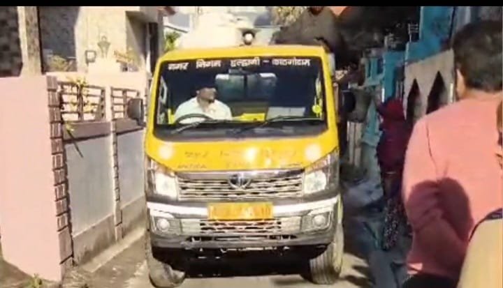 घर-घर पहुंचेगा यातायात नियमों का संदेश, नैनीताल पुलिस ने कूड़ा वाहन से चलाया जागरूकता अभियान