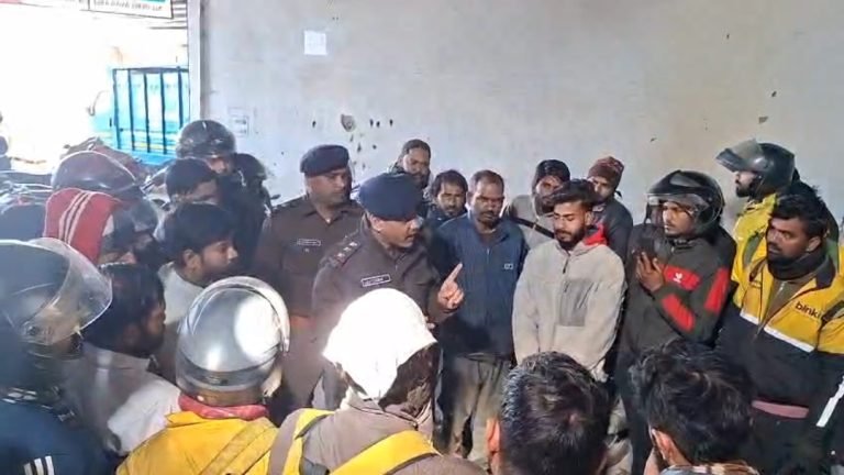 36वें सड़क सुरक्षा माह के तहत Blinkit डिलीवरी बॉय को यातायात नियमों का पाठ