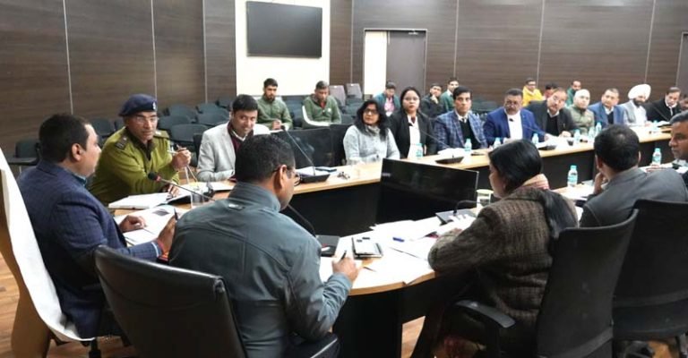 जिलाधिकारी नितिन सिंह भदौरिया की मासिक स्टाफ बैठक, राजस्व वसूली व कानून व्यवस्था पर सख्त निर्देश