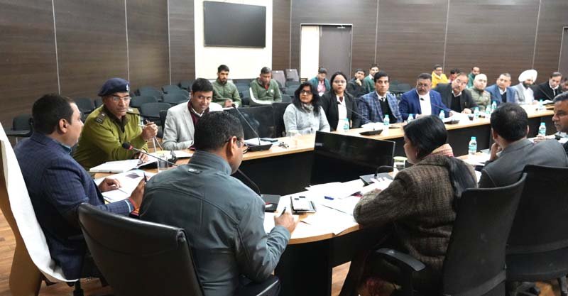 जिलाधिकारी नितिन सिंह भदौरिया की मासिक स्टाफ बैठक, राजस्व वसूली व कानून व्यवस्था पर सख्त निर्देश