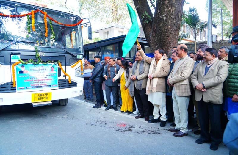 नववर्ष पर उत्तराखण्ड परिवहन निगम को मिली 100 नई बसें, मुख्यमंत्री धामी ने किया फ्लैग ऑफ