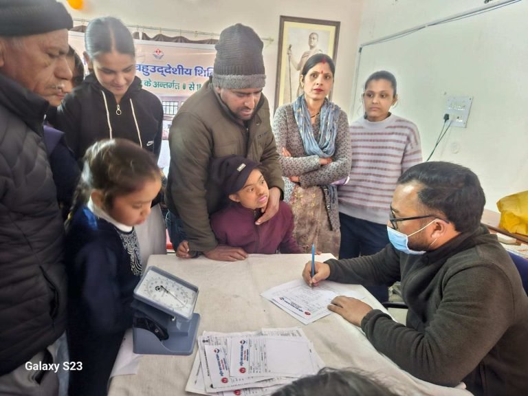 मल्टी स्पेशियलिटी हेल्थ कैंप में 200 बच्चों की हुई जांच