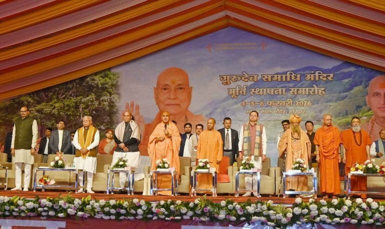 स्वामी सत्यमित्रानंद गिरि जी महाराज की समाधि मूर्ति स्थापना समारोह में पहुंचे राजनाथ सिंह, योगी और धामी