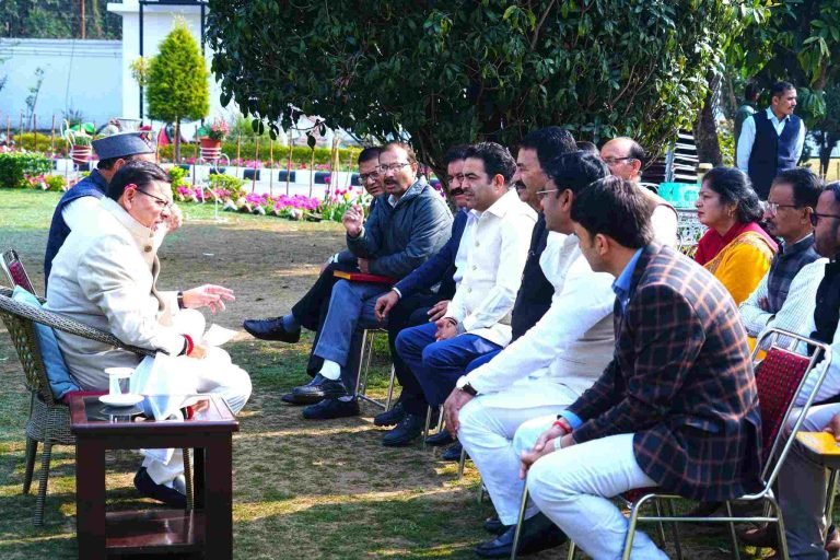 सरकारी कार्यालयों में कार्मिकों की सुरक्षा हेतु SOP बनेगी; मुख्यमंत्री&nbsp; धामी के निर्देश