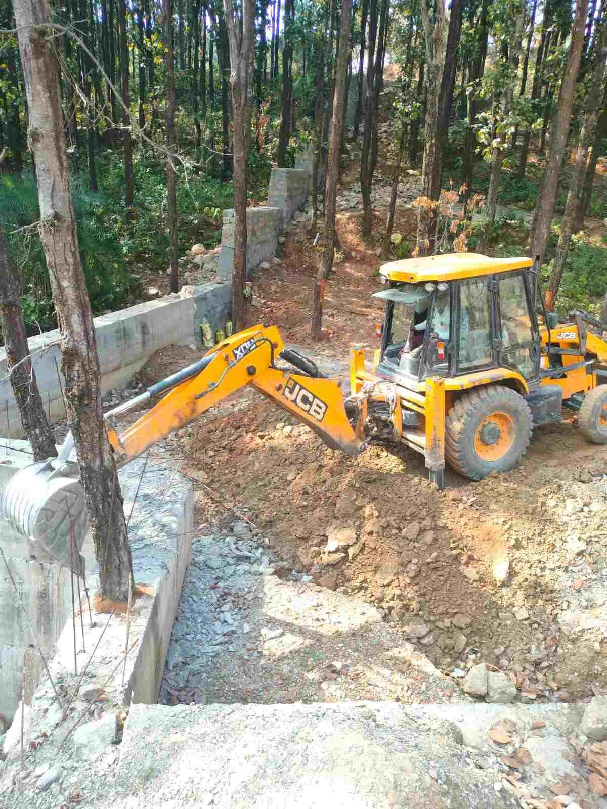 भू-माफिया के खिलाफ जिला प्रशासन का बड़ा एक्शन, बरसाती नाले पर बनी 8 मीटर पक्की दीवार ध्वस्त