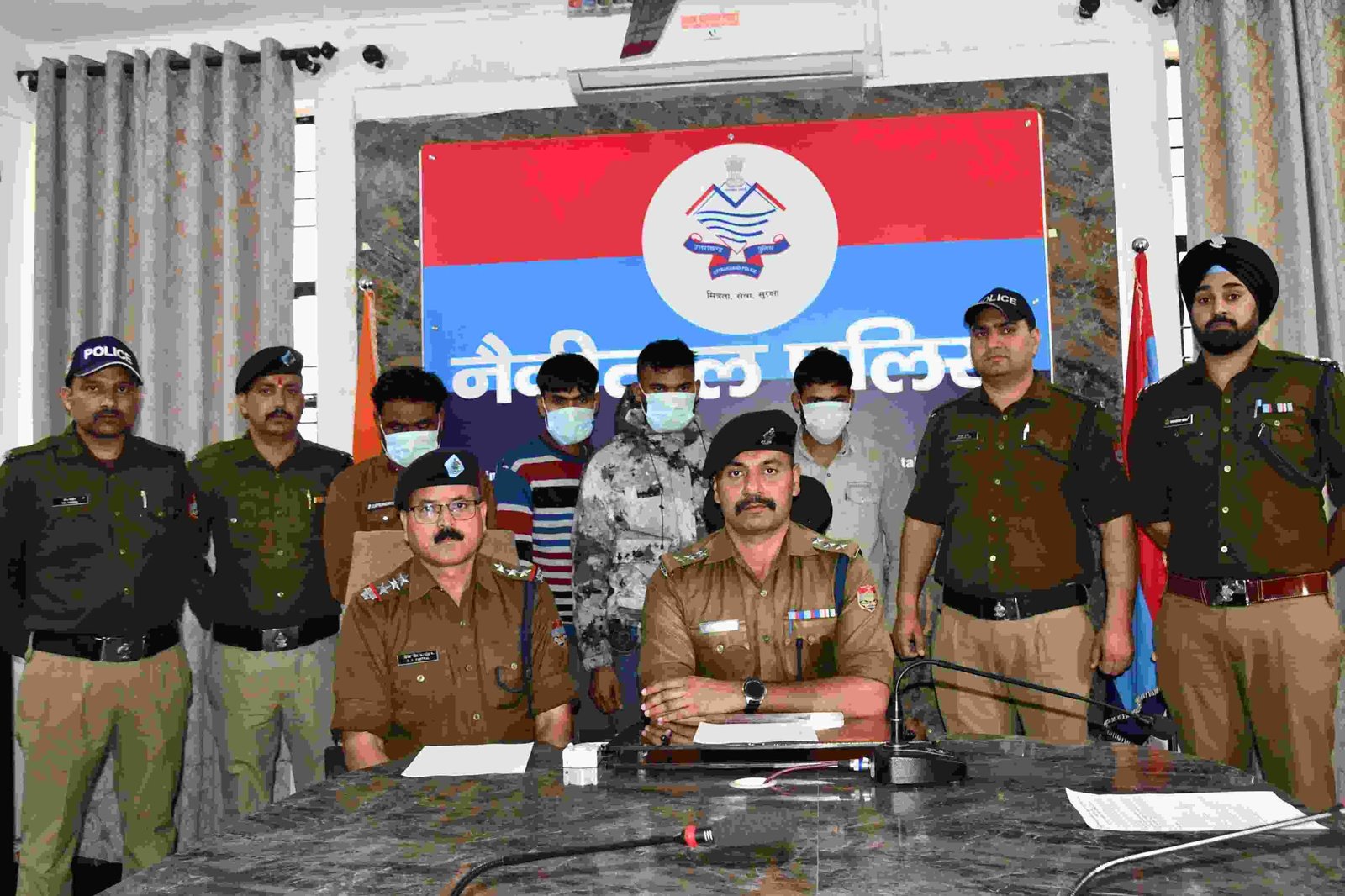 बनभूलपुरा में बैटरी चोरी का खुलासा, 04 शातिर चोर गिरफ्तार, 06 ट्रक बैटरियां बरामद