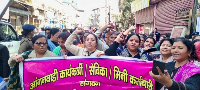 पौड़ी में आंगनबाड़ी कार्यकर्ताओं की रैली, मांगों को लेकर सौंपा ज्ञापन