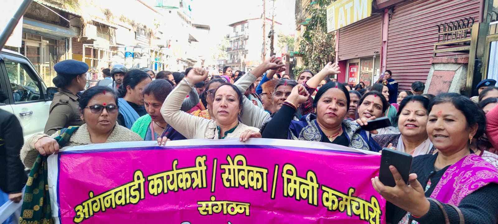 पौड़ी में आंगनबाड़ी कार्यकर्ताओं की रैली, मांगों को लेकर सौंपा ज्ञापन