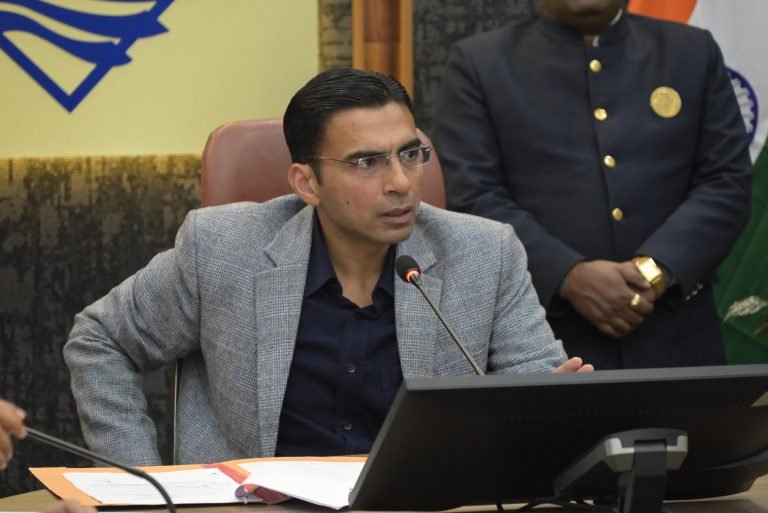 सीएचसी रायपुर में प्रशासन का बड़ा एक्शन, जन औषधि केंद्र और निजी मेडिकल स्टोर दोनों के लाइसेंस निरस्त