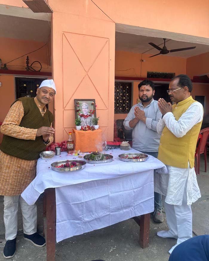 भाजपा के बरिष्ठ नेता हेम आर्या  ने 15 किलोमीटर दूर पैदल चलकर ग्रामीणों की समस्या को सुना व धामी सरकार की योजनाओं को सांझा किया