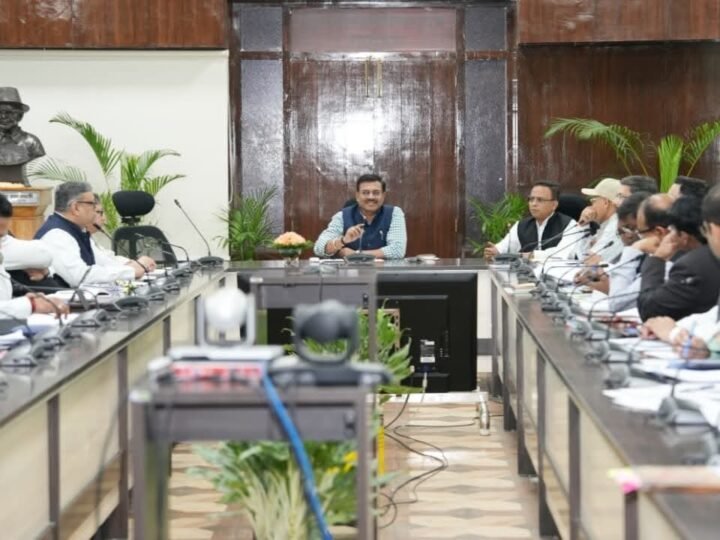 मुख्य सचिव आनंद बर्द्धन ने की मुख्यमंत्री घोषणाओं की समीक्षा, योजनाओं को शीघ्र पूरा करने के निर्देश