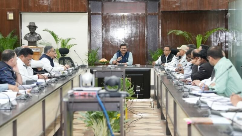 मुख्य सचिव आनंद बर्द्धन ने की मुख्यमंत्री घोषणाओं की समीक्षा, योजनाओं को शीघ्र पूरा करने के निर्देश