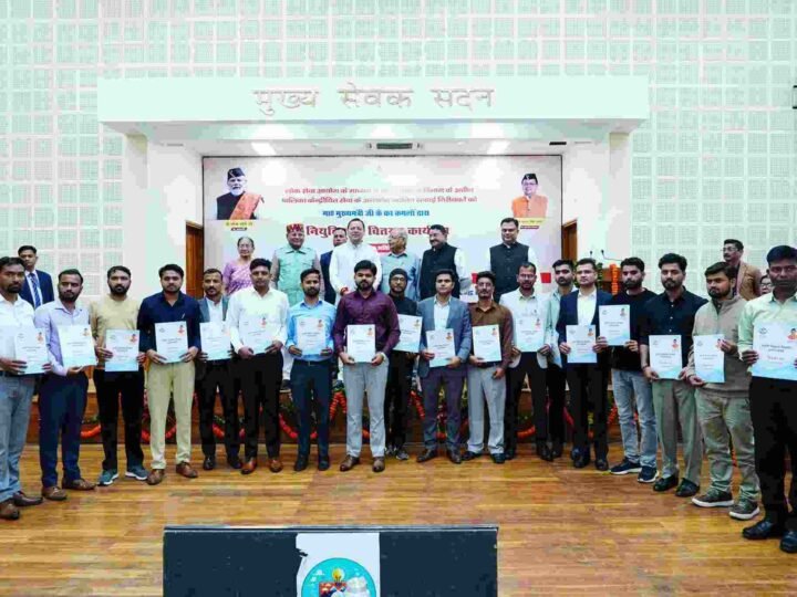 मुख्यमंत्री धामी ने 63 सफाई निरीक्षकों को बांटे नियुक्ति पत्र, शहरी विकास निदेशालय भवन का किया वर्चुअल शिलान्यास