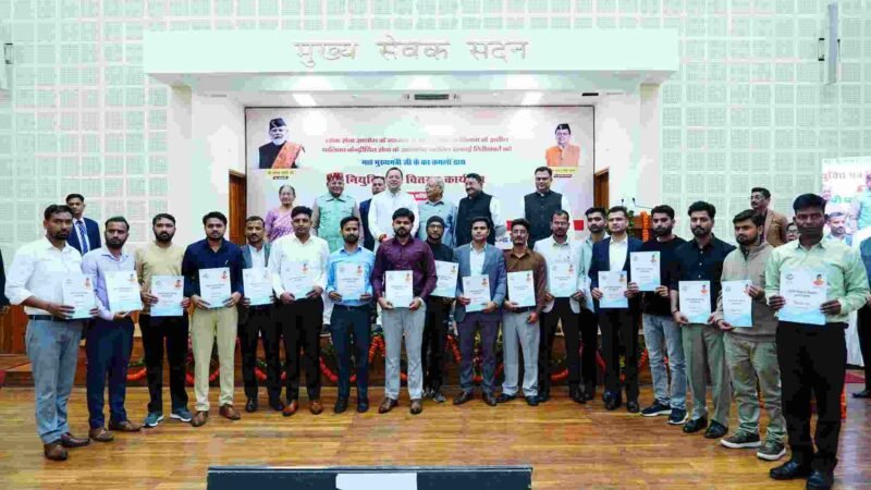 मुख्यमंत्री धामी ने 63 सफाई निरीक्षकों को बांटे नियुक्ति पत्र, शहरी विकास निदेशालय भवन का किया वर्चुअल शिलान्यास