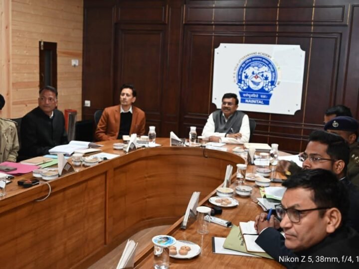 परियोजनाओं में देरी बर्दाश्त नहीं, बाधाओं का तत्काल समाधान करें: मुख्य सचिव