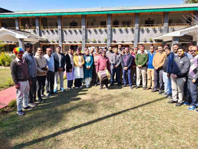 पिथौरागढ़ कलेक्ट्रेट में होली का उल्लास, जिलाधिकारी ने अधिकारियों-कर्मचारियों व पत्रकारों संग खेली होली