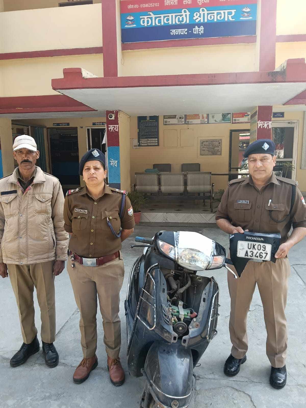 श्रीनगर में वाहन चोरी में नाबालिग संलिप्त, नंबर प्लेट हटाकर चला रहा था चोरी की स्कूटी; पुलिस ने किया संरक्षण में