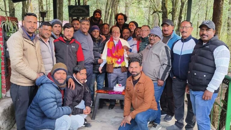 कर्मचारियों को नियमित न करने का रह गया मलाल 28 वर्ष की सेवा करने के बाद कर्मचारी नेता कंचन चंदोला हुए सेवानिवृत्त, तमाम कर्मचारियों ने दी भावभीनी विदाई