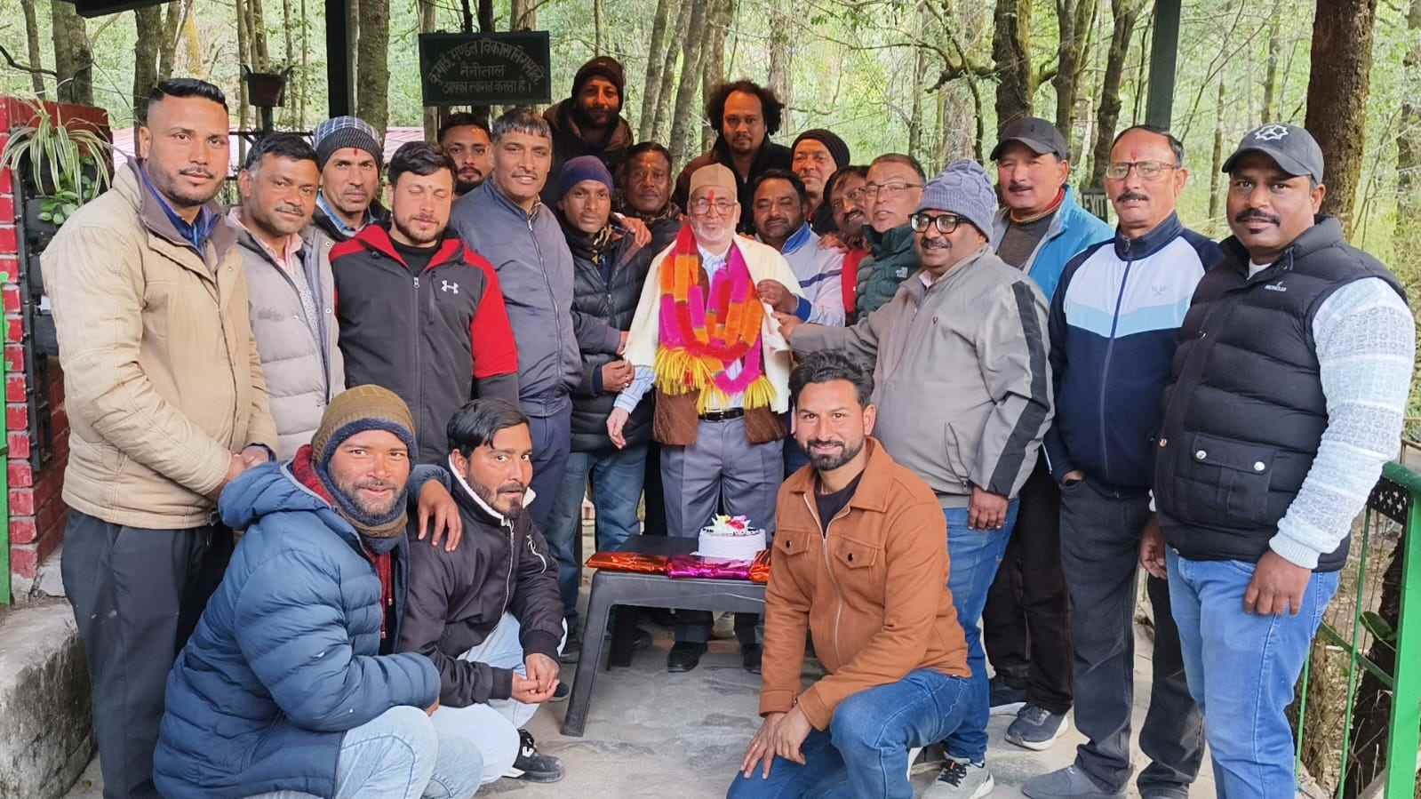 कर्मचारियों को नियमित न करने का रह गया मलाल 28 वर्ष की सेवा करने के बाद कर्मचारी नेता कंचन चंदोला हुए सेवानिवृत्त, तमाम कर्मचारियों ने दी भावभीनी विदाई