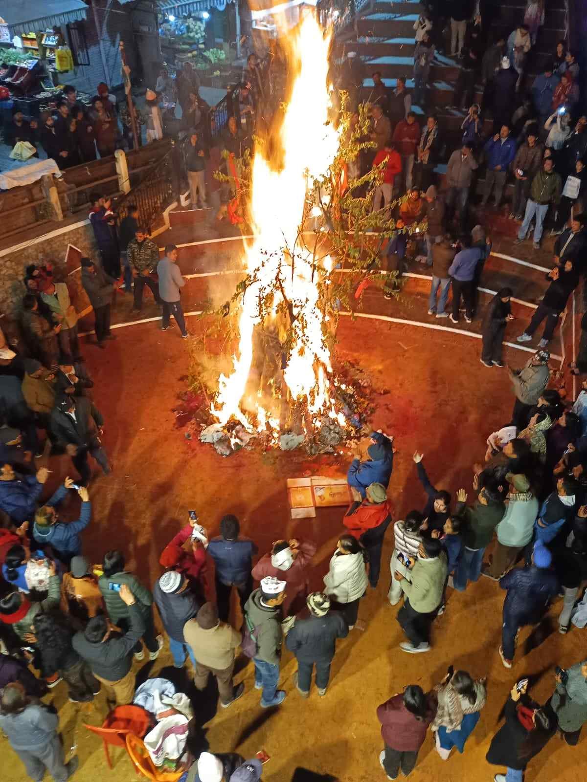 देर रात होलिका दहन हर्षोल्लास के साथ हुआ सम्प्पन, बुराइयों व अंहकार को किया आग के हवाले
