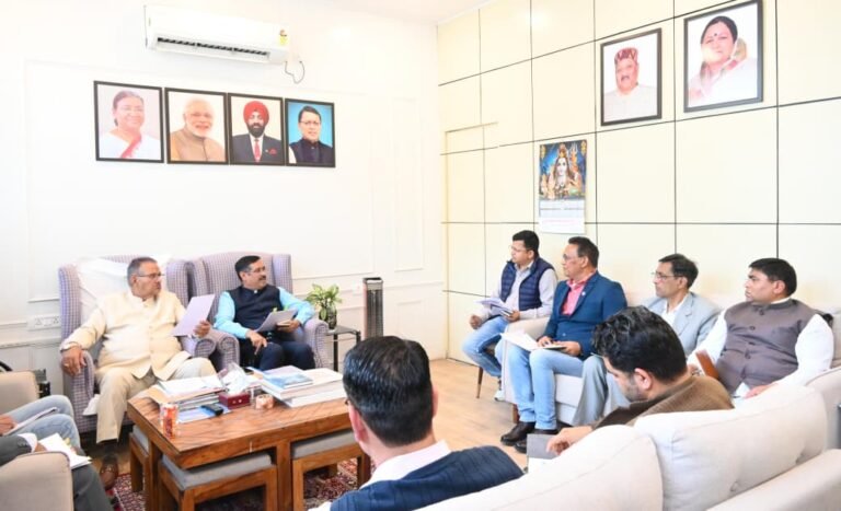 सैनिक कल्याण मंत्री गणेश जोशी ने विभागीय कार्यों की समीक्षा की, सैनिक विश्राम गृहों के उच्चीकरण व शहीद द्वार निर्माण में तेजी के निर्देश