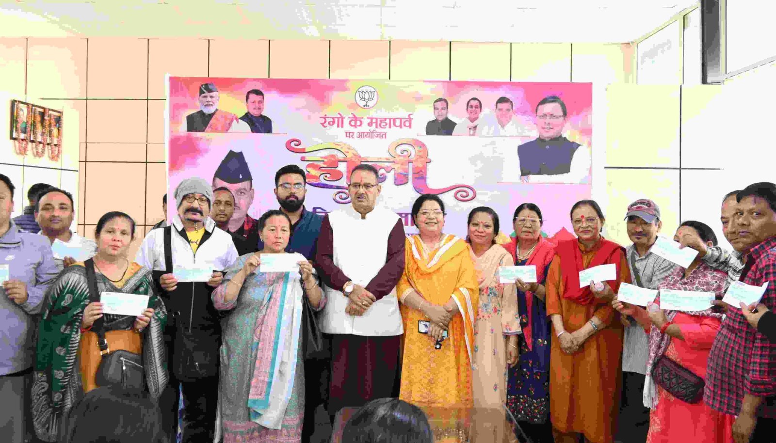 कैबिनेट मंत्री गणेश जोशी ने अंतर्राष्ट्रीय महिला दिवस पर पूर्व सैनिक की बेटी को किया लैपटॉप प्रदान, आपदा प्रभावित परिवारों को भी बांटी सहायता राशि