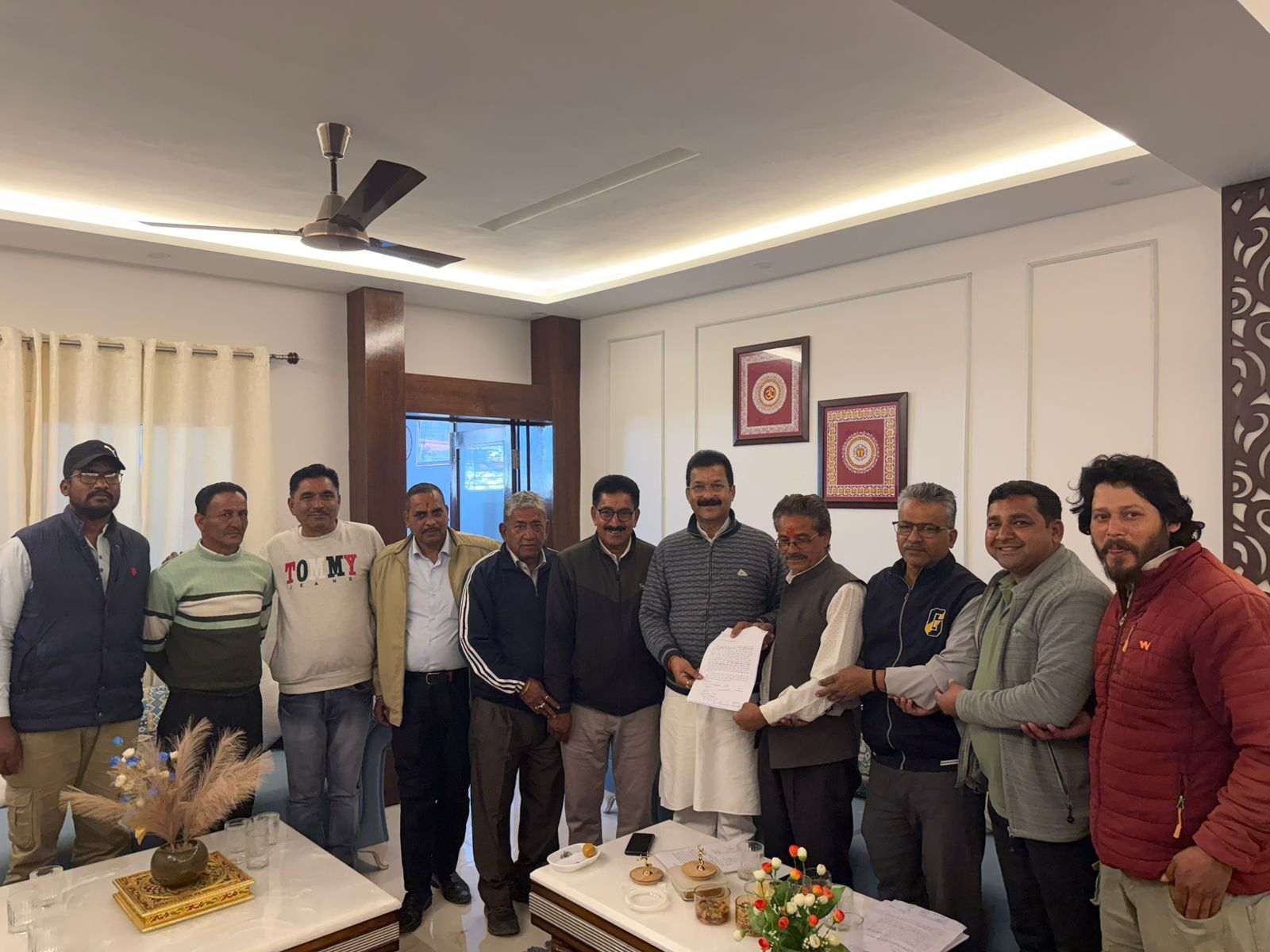 नौगांव–कनारीछीना लिंक सड़क व कनारीछीना–बिनूक पतलचौरा मार्ग के लिए बजट स्वीकृति की मांग, संघर्ष समिति ने पूर्व विधायक को सौंपा ज्ञापन